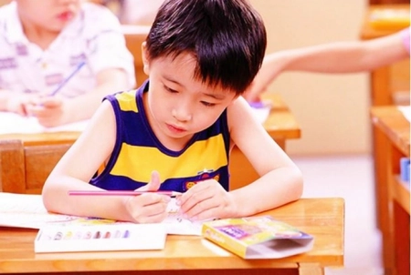 一学生因自己名字火了，老师看后让学生别用网名，学生亮出身份证